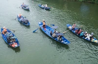 Hàng nghìn người đổ về chùa Hương ngày mùng 6 Tết