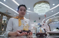 Linh vật rồng vàng 9999 hút khách dịp vía thần tài