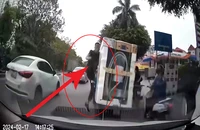 Xác minh vụ tài xế ô tô đạp ngã người đi đường