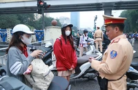 Hễ CSGT đứng chặn là hàng loạt học sinh bị tuýt còi
