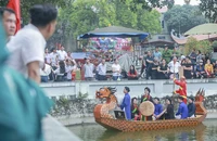 Hàng nghìn người đổ về hội Lim ở Bắc Ninh nghe quan họ