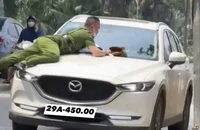 Tài xế xe Mazda dương tính với ma túy hất văng cảnh sát lên nắp capo