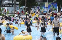 Hà Nội: Nắng nóng dịp nghỉ lễ, công viên nước Hồ Tây đông nghịt người 