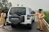 CSGT trên cao tốc Pháp Vân - Mai Sơn chở người bị hỏng xe về trạm dừng tránh nắng