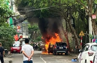 Ô tô BMW bốc cháy chỉ còn trơ khung khi đang đậu