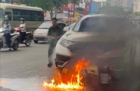 Xe máy bốc cháy dữ dội trước đầu ô tô sau va chạm