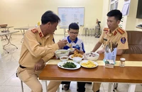 Cháu bé ở Vĩnh Phúc đi lạc xuống Hà Nội được CSGT giúp đoàn tụ với gia đình
