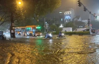 Hà Nội: Nhiều tuyến đường bị ngập trong cơn mưa lớn