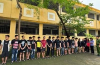 26 thanh thiếu niên vác dao kiếm đuổi đánh nhau gây náo loạn đường phố Hà Nội