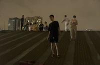 Cháy cơ sở bi-a, phòng gym, hàng chục người leo lên mái nhà chờ giải cứu