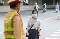 Nhiều người đi bộ sang đường bất ngờ khi bị CSGT gọi lại xử phạt