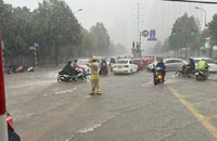 Cơn mưa lớn kéo dài đúng giờ đi làm buổi sáng, gây ùn tắc phố phường Hà Nội 