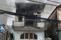 Cháy nhà dân ở Hà Nội, hàng xóm giúp gia chủ vận chuyển đồ đạc