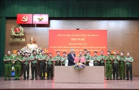 Đại tướng Tô Lâm bàn giao nhiệm vụ Bộ trưởng Bộ Công an cho Thượng tướng Lương Tam Quang 