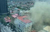 Hà Nội: Cháy khách sạn, cột khói bốc lên nghi ngút