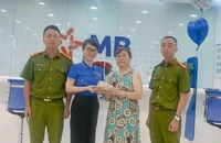 Nhân viên ngân hàng giúp cụ bà tránh bị lừa đảo mất 100 triệu đồng