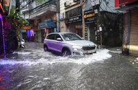 Ảnh hưởng bão số 2, nhiều tuyến phố ở Hà Nội ngập sâu