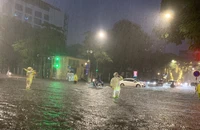 Cơn mưa lớn khiến nhiều tuyến phố Hà Nội ngập sâu, giao thông ùn tắc 