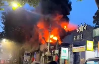 Ngôi nhà ở Hà Nội bốc cháy dữ dội, khói đen bốc cao hàng chục mét
