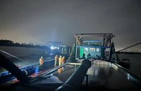 CSGT mật phục bắt giữ 2 tàu khai thác cát trái phép trên sông Hồng