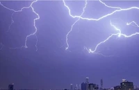 Đá bóng lúc trời mưa, bé trai bị sét đánh tử vong