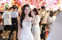 Phố Hàng Mã ở Hà Nội lung linh sắc màu đón trung thu sớm