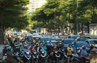 Hà Nội: Người dân bắt đầu về quê dịp lễ 2-9, giao thông ùn ứ 