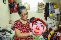 Vợ chồng ở phố cổ Hà Nội hơn 40 năm làm mặt nạ giấy bồi phục vụ Tết Trung thu