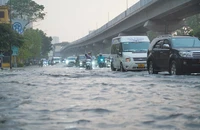 Nhiều tuyến phố bị ngập ở Hà Nội gây tắc đường ngày đầu tuần