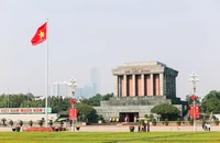 Cờ đỏ sao vàng tung bay khắp Hà Nội dịp kỷ niệm 70 năm ngày Giải phóng Thủ đô