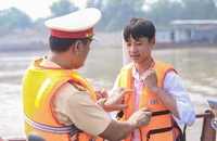 CSGT đường thủy đến các bến phà kiểm tra phương tiện đưa đón học sinh