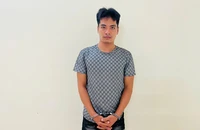 Khởi tố kẻ chặn đường, đâm chết vợ