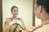 Một ngày làm việc của 'bóng hồng' CSGT Hà Nội