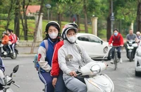 Không khí lạnh tràn về, người Hà Nội khoác áo ấm ra đường