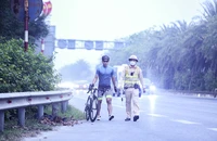 Nhiều người thản nhiên đạp xe vào đường cấm ở Hà Nội