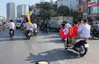 Công an xác minh nhóm thanh thiếu niên đầu trần chạy xe máy trên đường