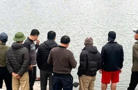 Thi thể cô gái trẻ nổi trên mặt hồ Văn Chương