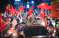 Muôn kiểu 'đi bão' của CĐV sau trận chung kết giữa ĐT Việt Nam - Thái Lan