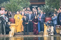 Hình ảnh Chủ tịch nước Lương Cường cùng Phu nhân và kiều bào dâng hương, thả cá