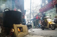 Cảnh phố phường Hà Nội đỏ lửa nấu bánh chưng đón Tết