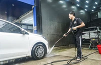 Người dân đổ xô đi chăm sóc xe dịp cận Tết Nguyên đán