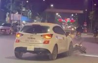 Vĩnh Phúc: Tài xế say xỉn, lái ô tô kéo lê xe máy trên đường