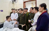 Giám đốc Công an TP Hà Nội thăm cán bộ bị thương khi làm nhiệm vụ
