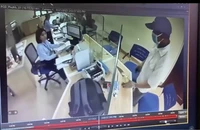 Clip ghi lại cảnh cướp ngân hàng ở Hà Nội