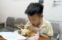 Cháu bé 9 tuổi đi lạc khi đang đạp xe từ Hà Nội vào TP.HCM để xem diễu binh