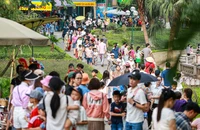 Vườn thú Hà Nội đón hàng vạn người dịp nghỉ lễ 30-4