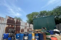 Hà Nội: 1 cơ sở tái chế dầu đổ chất thải nguy hại ra môi trường