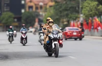 CSGT dùng mô tô chuyên dụng mở đường đưa người bị tai nạn đi cấp cứu kịp thời