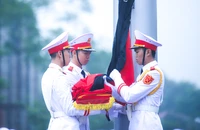 Cận cảnh lễ treo cờ rủ Quốc tang Nguyên Chủ tịch nước Trần Đức Lương tại quảng trường Ba Đình