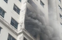 Khói đen bốc nghi ngút tại chung cư Linh Đàm ở Hà Nội